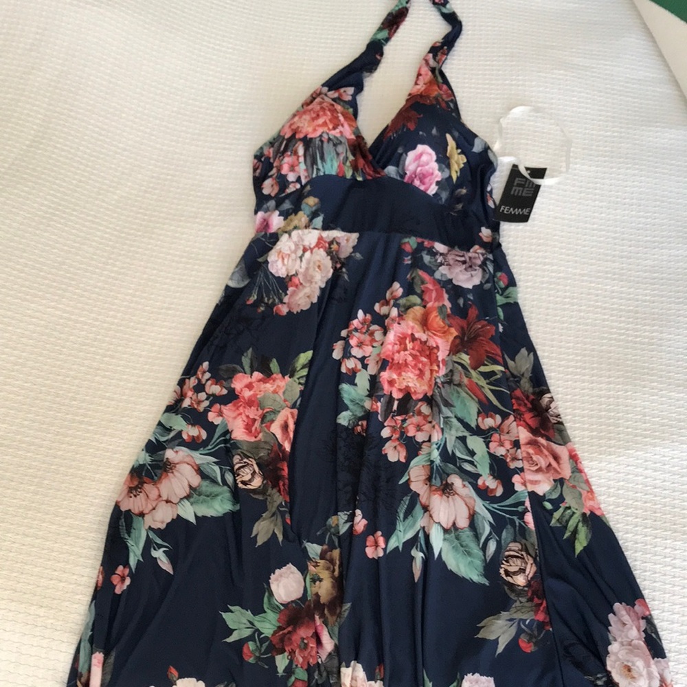 Beautiful new floral dress size 2.  Material is soft to the touch